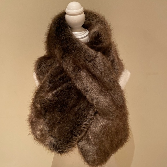 Stella & Dot soft brown faux fur scarf - Picture 2 of 7